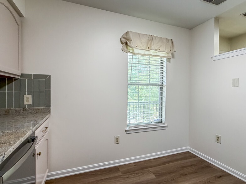 Building Photo - 208 Greenview Dr