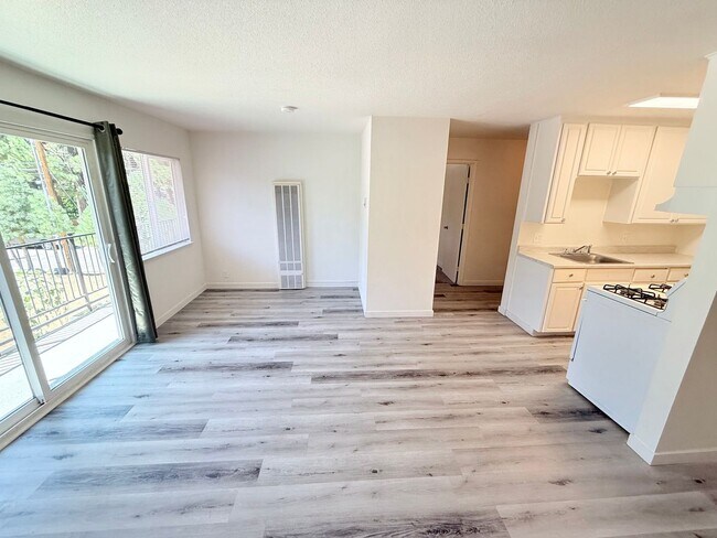 Building Photo - Pet friendly 1 bed apartment in South Lake Tahoe