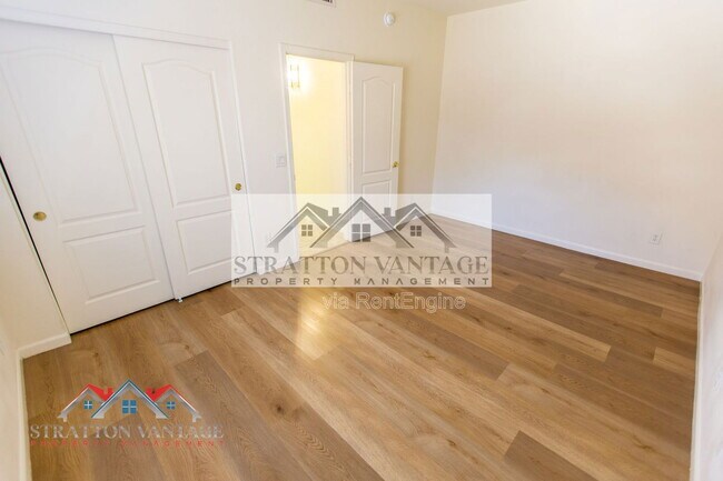 Building Photo - 960 E Constitution Dr