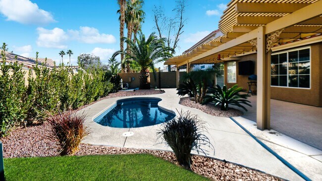 Building Photo - Designer Delight in Green Valley