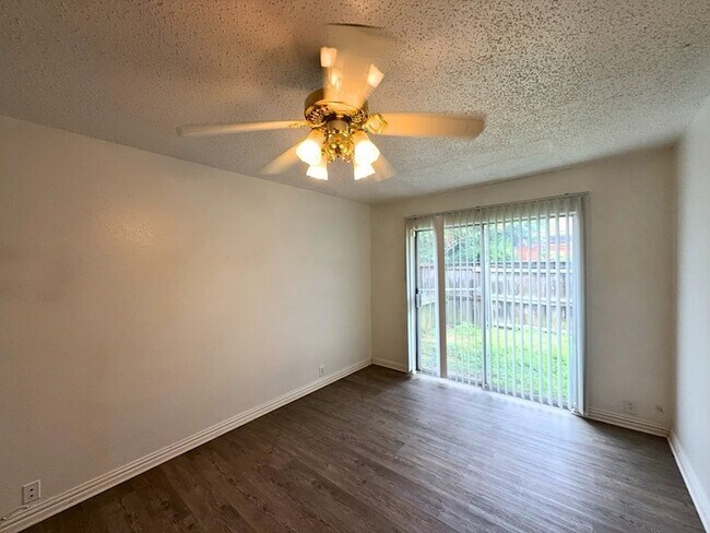 Building Photo - 2613 Amherst Ct