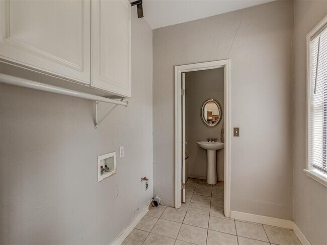 Building Photo - 300 Fretz Ave