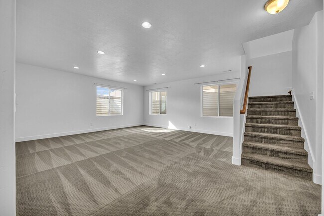 Building Photo - 3 Bedroom Townhome in Riverton!