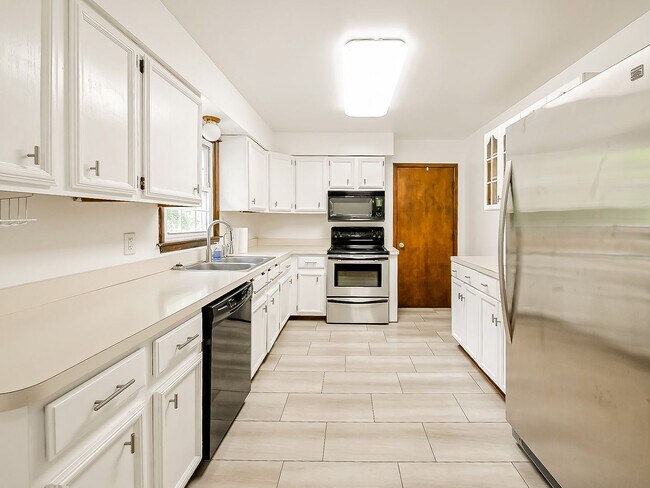 Building Photo - Your Private Retreat Just Minutes from Downtown South Lyon