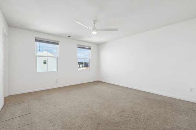 Building Photo - Light and bright 4 bed/ 2,5 bath with fenced back yard and practical glamour!