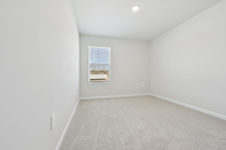 Building Photo - 726 Chandler Stone Dr