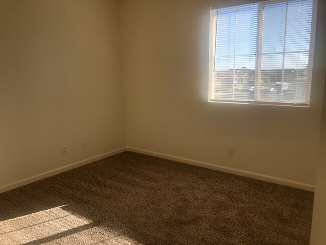 Building Photo - REDUCED!!REDUCED!!  Huge 5 Bedroom 3 Bath ...