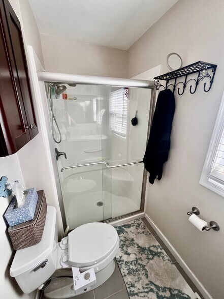2nd bathroom - 924 S Ellwood Ave