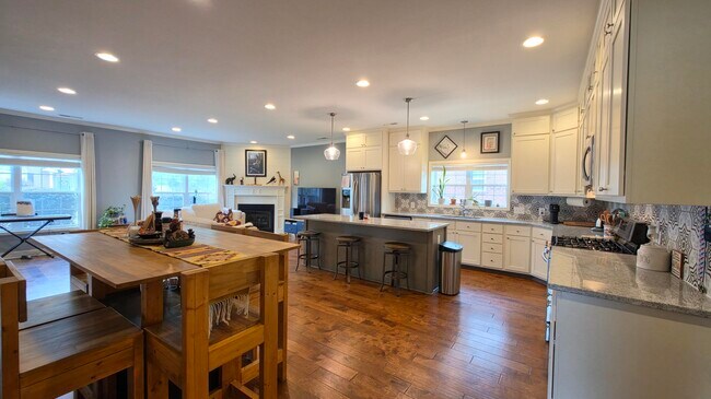 Building Photo - 3120 Mayflower Ln