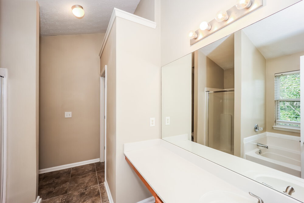 Building Photo - 9494 Lakeview Rd