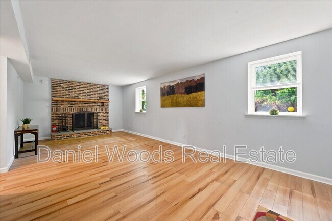 Building Photo - 409 Dutton St
