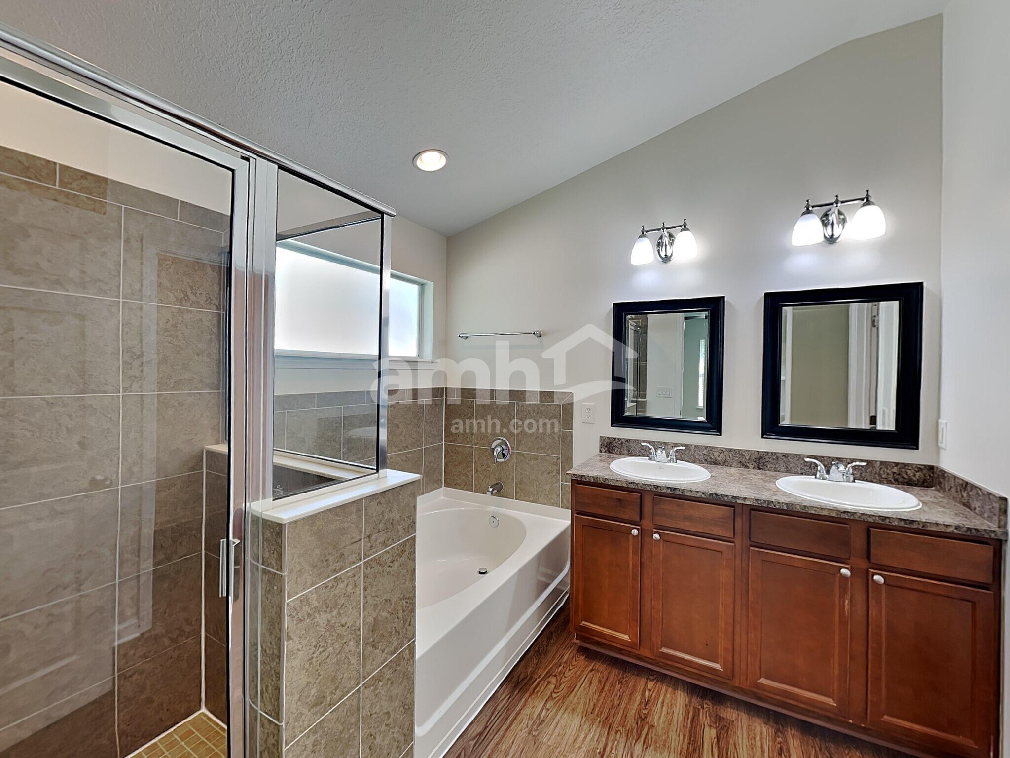 Building Photo - 351 N Twin Maple Rd