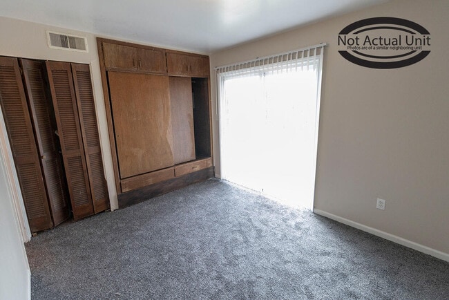 Building Photo - 704 W Cunningham Dr