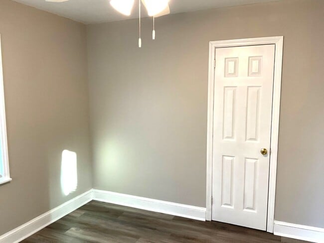 Building Photo - 615 Riverside Dr