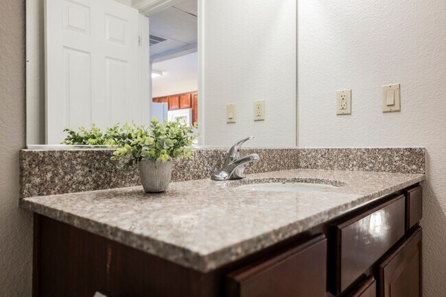 Building Photo - Beautiful 1 bedroom condo Resort style guard gated community