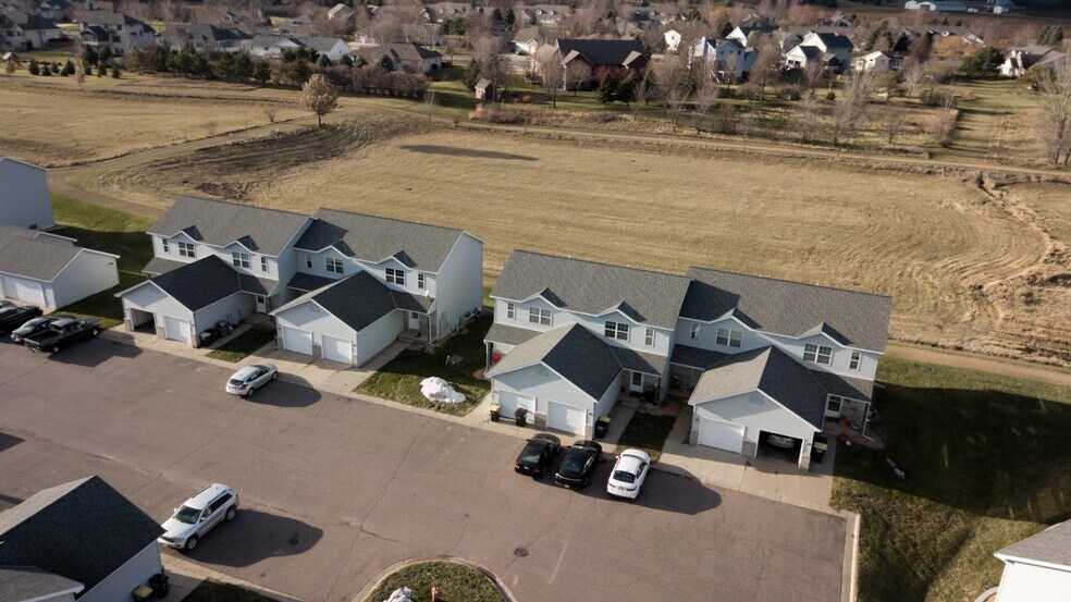 Building Photo - 1001 Alpine Way