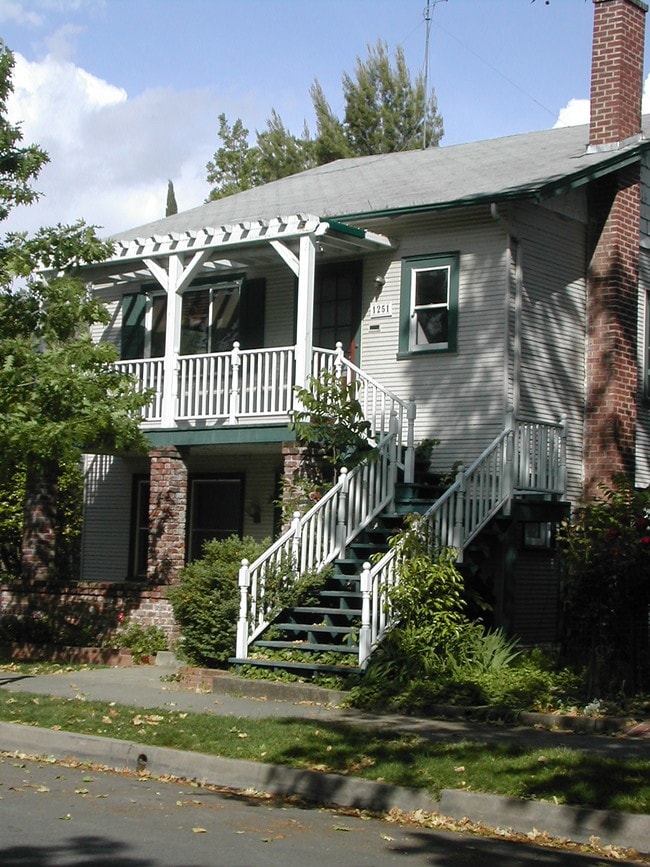 Building Photo - 1251 33rd St