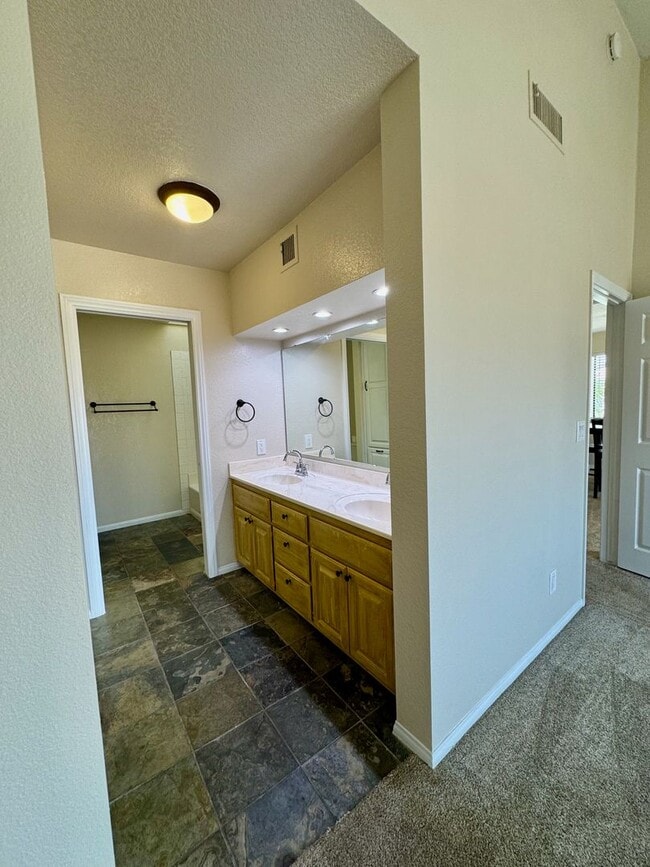 Building Photo - 3-Bedroom Condo with Spectacular Views in Riverview Bluffs