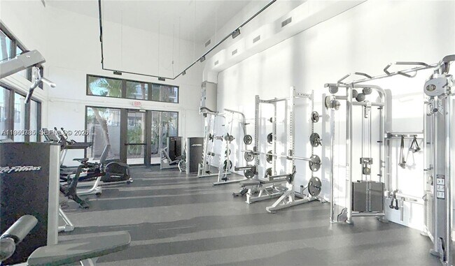 Building Photo - 801 N Venetian Dr