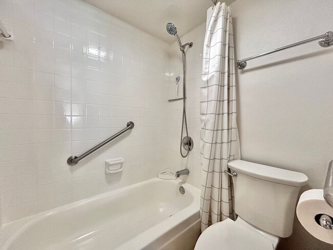 Building Photo - Welcoming 2-Bedroom, 2-Bath Home with Natu...