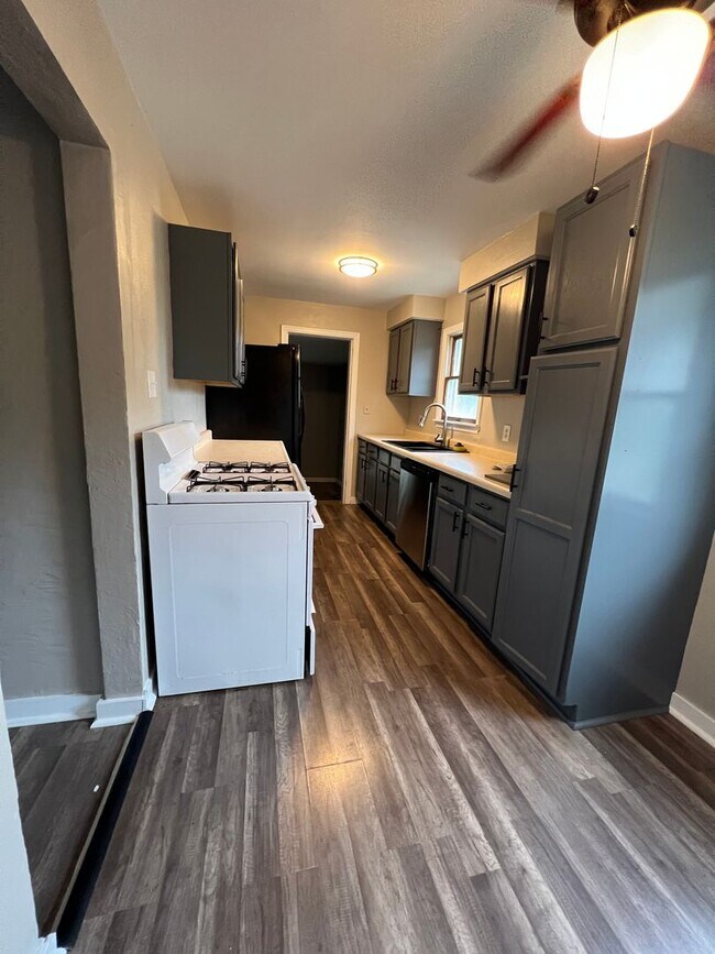 Building Photo - Newly Updated 3 Bed, 2 Bath Home on a Quiet Street in Brentwood- Available 7/15!