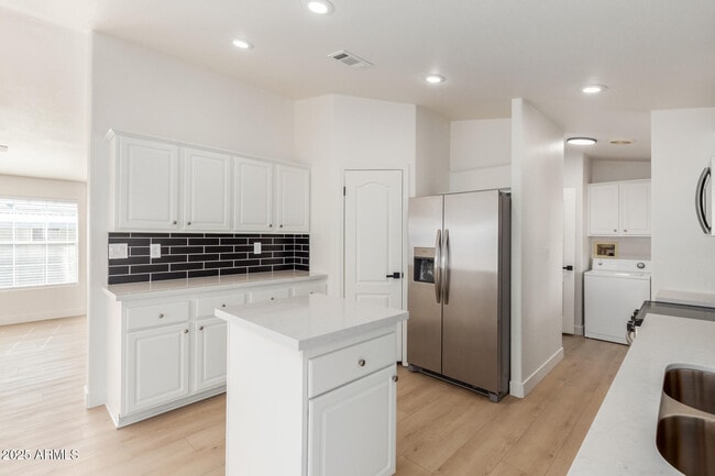 Building Photo - 120 N Val Vista Dr