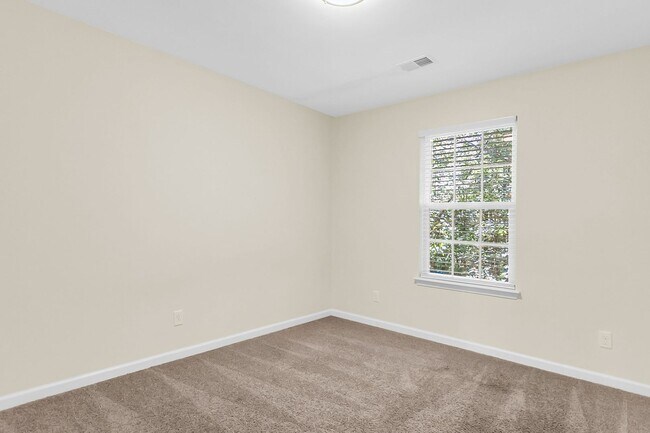 Building Photo - Beautiful FOUR bedroom townhome in Goose Creek!