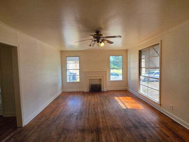 Building Photo - 4022 Golf Links Blvd