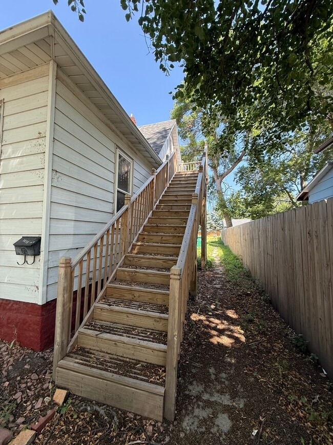 Building Photo - 721 E Kemp Ave