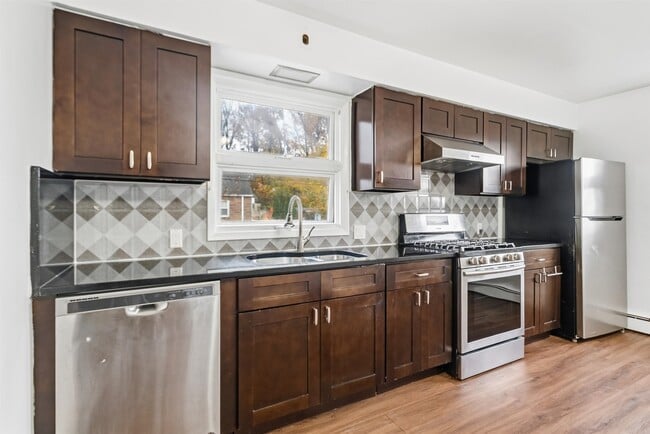 Building Photo - 2 Raydol Ave