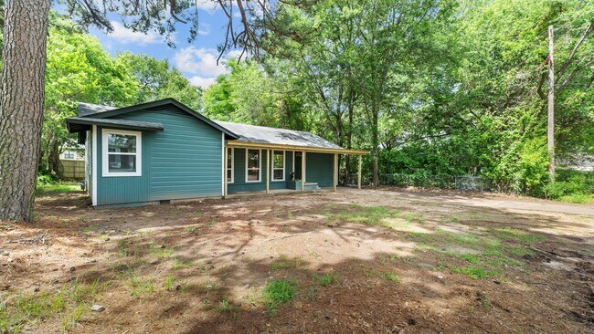 Building Photo - Beautifully Renovated Home