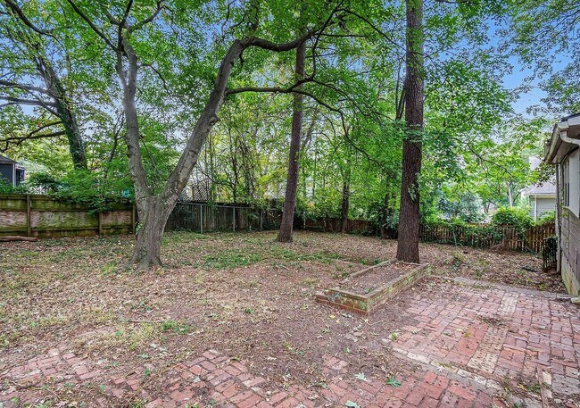 Building Photo - Spacious 3bd/2ba in Capitol View w/ Huge Fenced-In Backyard!