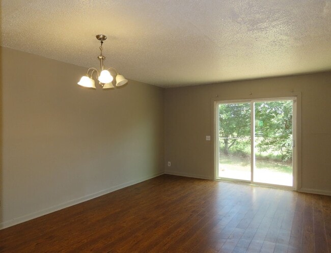Building Photo - Quaint 2 Bedroom 1.5 Bath in a Country Set...