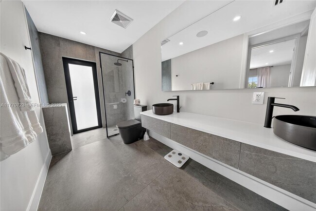 Building Photo - 4312 NE 22nd Ave