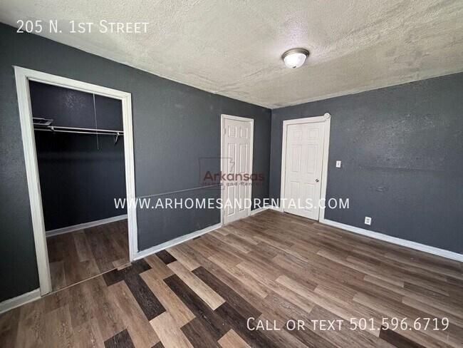 Building Photo - 205 N 1st St