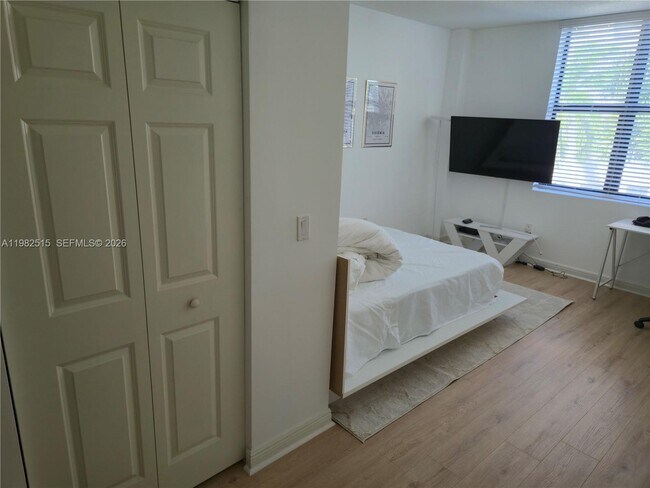 Building Photo - 888 Douglas Rd