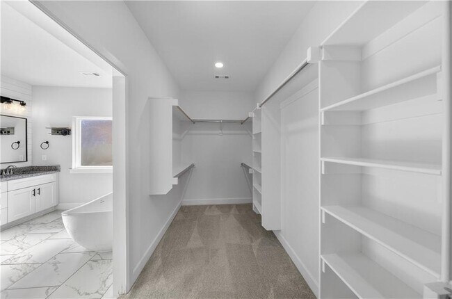 Building Photo - 1140 Hope St