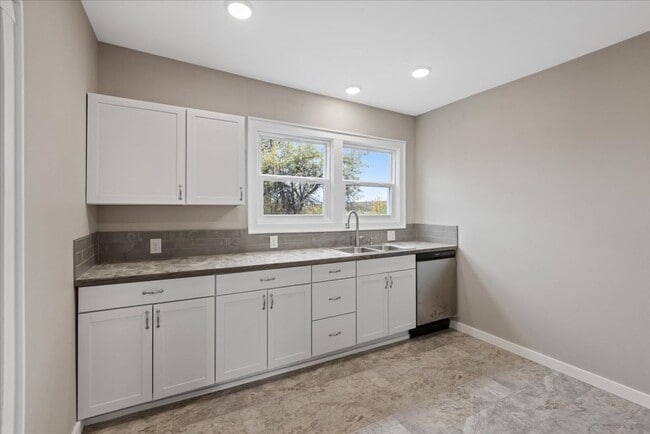 Building Photo - Charming Farmhouse in Fairfield