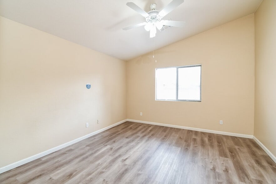 Building Photo - 5509 S 34th Ave