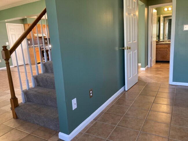 Building Photo - 812 Edgebrook Dr