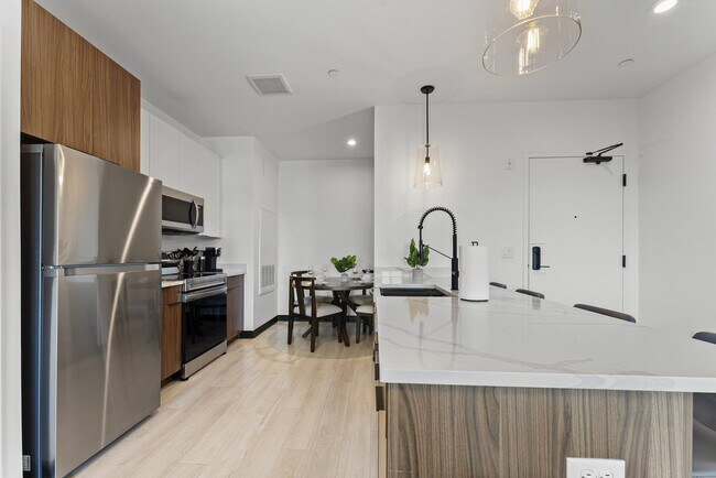 Building Photo - 600 Broadway-SI ID1240310P