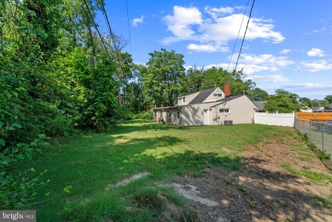Building Photo - 10 N Meadow Dr