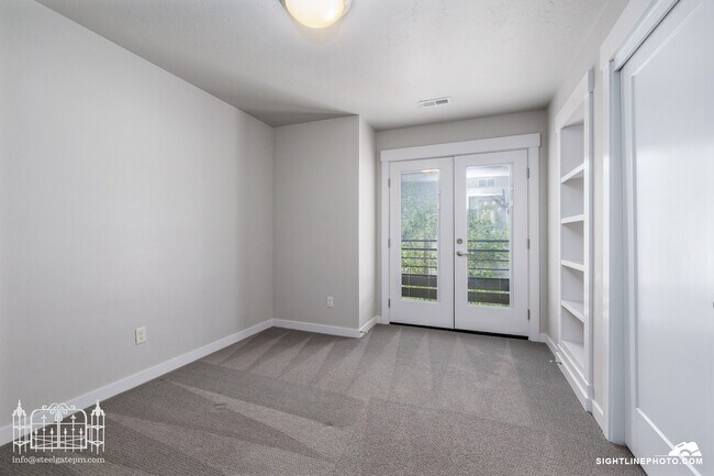 Building Photo - 3287 E Thoroughbred Ln