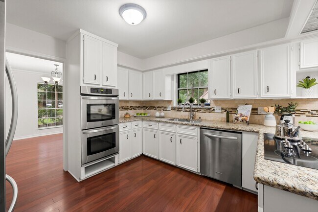 Building Photo - 16815 Memorial Oaks Ln