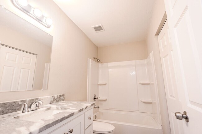 Building Photo - Renovated 2 bed/ 1 bath!