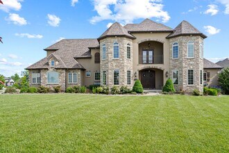 Building Photo - Large 5 Bedroom Home W/ Fenced yard