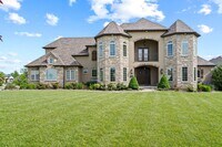 Building Photo - Large 5 Bedroom Home W/ Fenced yard