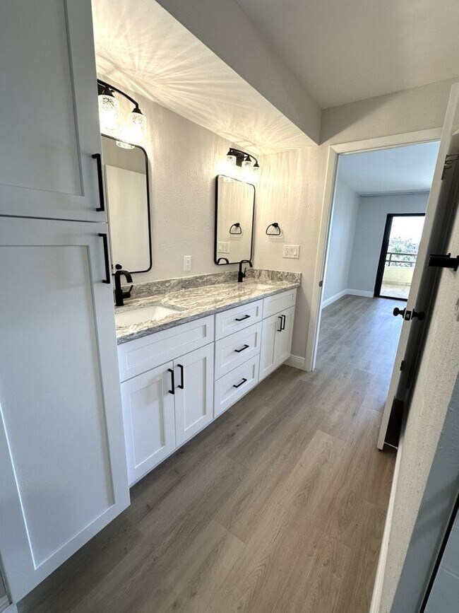 Building Photo - Gorgeous Updated Tierra Verde Annual Unfurnished Waterfront Condo 2/2 w/Garage