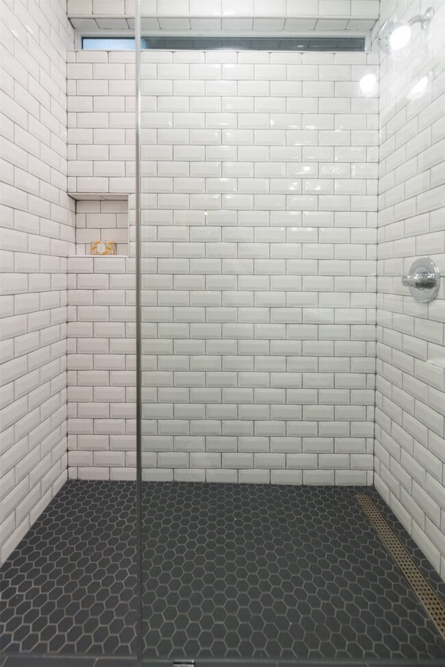Building Photo - 217 E 12th St