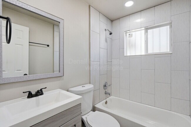 Building Photo - 5113 E Bellevue St